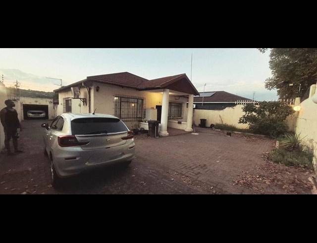 3 BEDROOM HOUSE FOR SALE IN BEZUIDENHOUT VALLEY